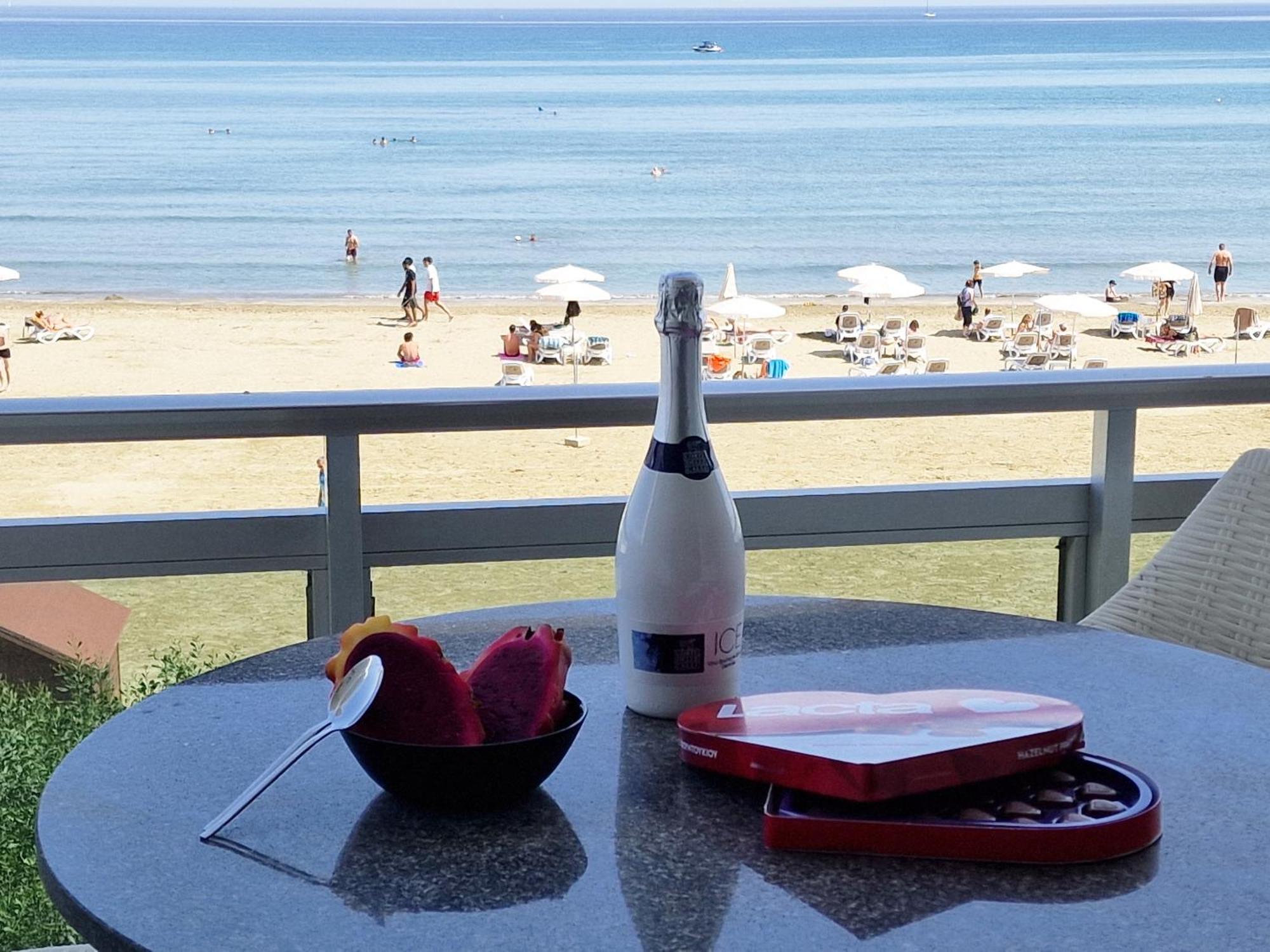 Makenzy Sandy Beachfront Paradise 拉纳卡 外观 照片